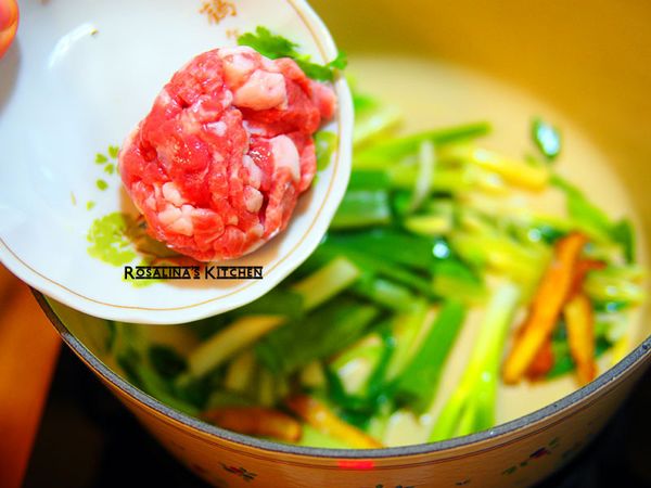 豬肉絲一點點就夠了，只是要增加一點肉味的香氣。是不能省略的材料之一。