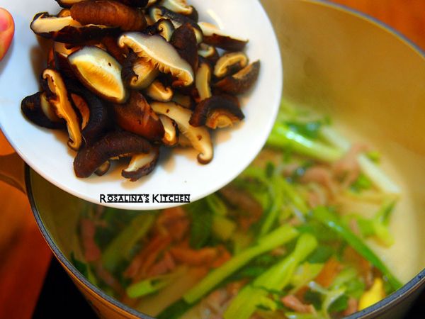 香菇先浸泡後，切大塊，比較有口感。