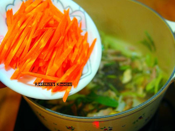 光這幾樣就已經香氣四溢了，紅蘿蔔是配色，不加也是OK的。