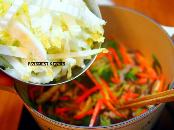 白菜梗的部分，加一點點。梗其實是白菜最鮮甜的部位喔，進去一起燉煮，湯會多一個甜味。