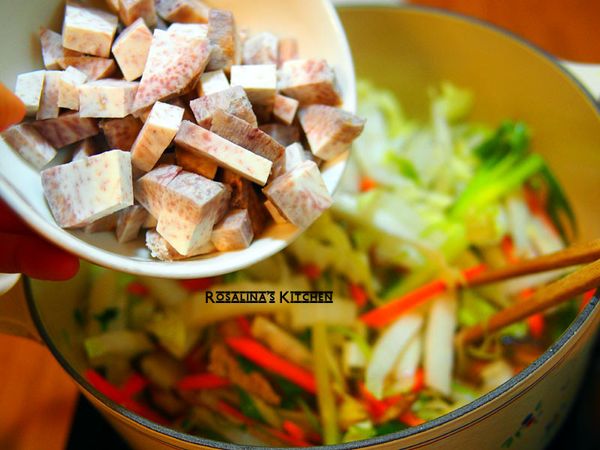 喜歡米粉湯裡有芋頭的香氣，但是加了芋頭湯頭就會變的濁濁的，只能自我取捨，要不要加囉。
(芋頭先去皮，然後外鍋半杯水，整顆用電鍋蒸，蒸過，會比較好切，也容易熟。)
**傳統是用炸的，但是那個很油。