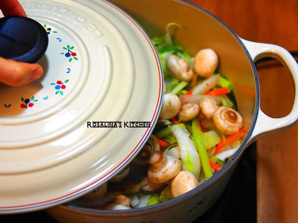 這些蔬菜很會出水，蓋上蓋子慢慢悶出蒸氣，把蔬菜煮軟。