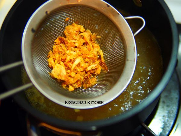 此時，就可以去把鱸魚高湯煮開了，並且加入油蔥。油蔥只要用一個濾網這樣煮出味道，就不會整道湯都是油蔥的渣渣囉