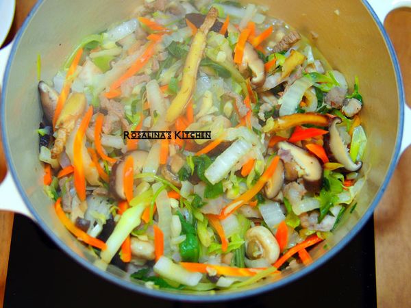 等高湯滾了，主鍋蔬菜也差不多悶熟了，打開蓋子確認一下。