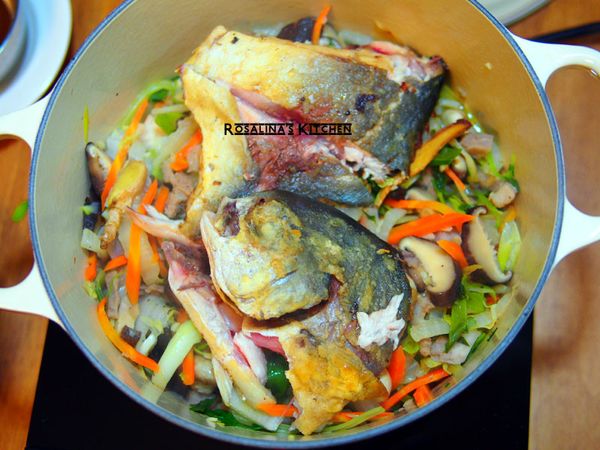 將煎過的鯧魚放到湯裡面來一起燉煮。