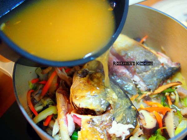 把剛剛煮滾的高湯放進來一起燉。湯汁蓋過魚。
並且補一匙金蔥鵝油一起煮。古早味會很足。