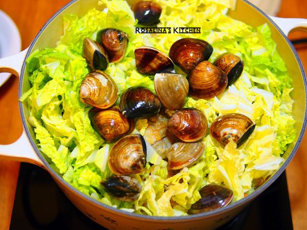 蛤蠣放一些進來，燉煮味道，湯會變得很鮮甜。
(感覺蛤蠣太少，應該要買100元才夠。)