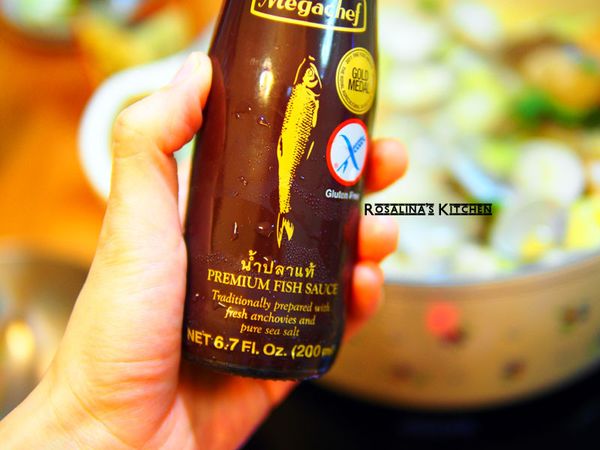 等到蒸氣冒出來，再小火燉煮10-15分鐘左右。
掀開蓋子，試一下味道，如果湯頭不夠鹹，可以加入適量的魚露提味。