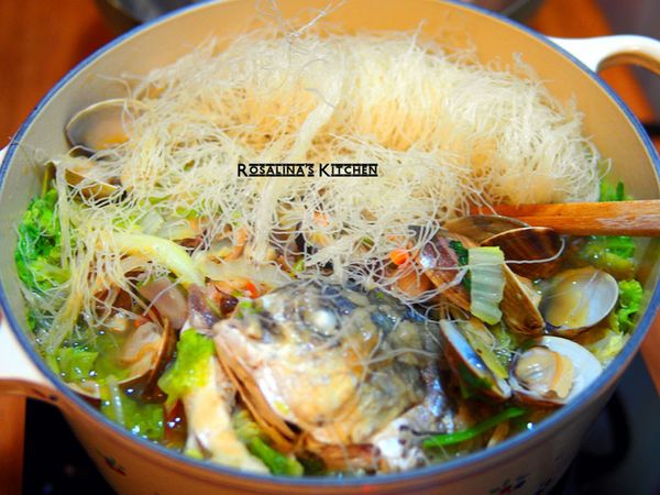 純米粉跟調和米粉不一樣，只要用冷水沖一下，放進來煮1分鐘，趕快撈起來就可以了。煮太久，米粉就會整個碎碎的....XDDDD，湯汁也會吸光光了。