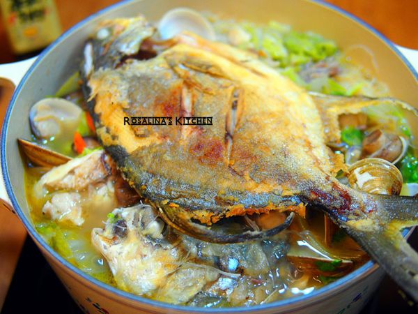 如果有買兩隻鯧魚(當然不是白鯧啦。。)
一隻燉煮入味，一隻要擺上面好看，過年還是要有一整隻完整的魚在餐桌上才會好看喔。
年年有魚嘛~~~