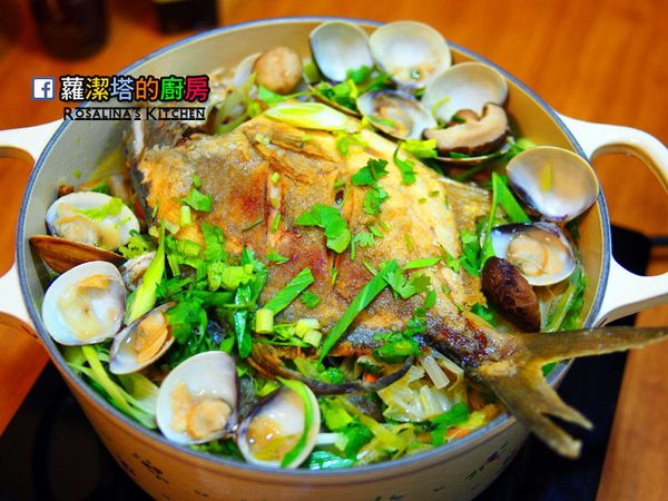 最後，把蛤蠣排一排，灑上剩下的蒜苗裝飾。整鍋看起來就會非常有價值。
看了就會讓人食指大動呢。
此時，婆婆在旁邊，就會說，好厲害阿~~~(哈哈哈~~)