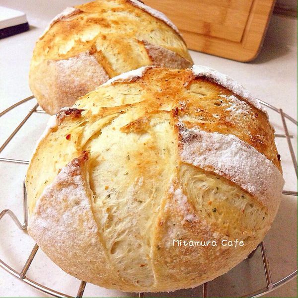 將鄉村麵包橫切成薄片，取3片烤香備用。
麵包單面塗上美乃滋和芥末醬，夾入雞胸肉、蘋果片、起司片和蒿苣。