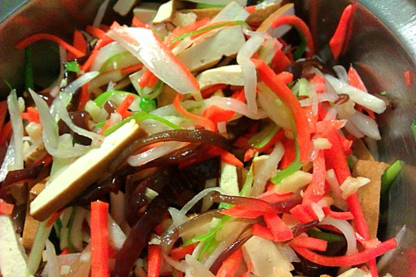 接下來將所有食材到於容器內攪拌均勻，並加入些許鹽巴調味。