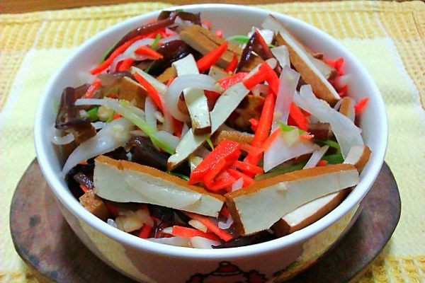 將糖與白醋融在一起，倒於食材內拌勻。