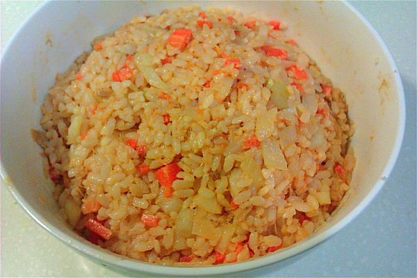 將洋蔥粒、鮪魚、紅蘿蔔粒、蕃茄醬於鍋內拌炒均勻。(不用加油因鮪魚已有油)最後將飯倒進來一起炒，盛於盤內，備用。