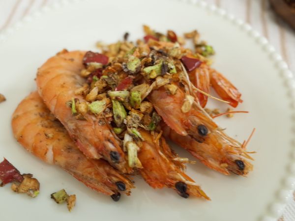 蒜切碎或切片放入鍋中加一點油，設定炸模式先炸5分鐘，然後把蝦、蔥、辣椒、鹽、黑胡椒一起放下去在10分鐘就可以出爐了