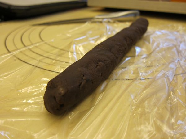 在桌上撒上高粉，將麵團橄成直徑約2cm長度約50cm的細條狀，並用保鮮膜包好放入冷藏靜置1~2小時