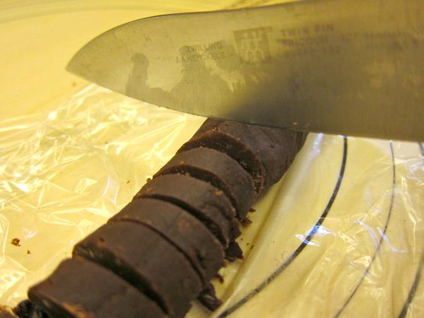 取出麵團切割成厚度1cm大小片狀，整齊排放在鋪好烘培紙的烤盤上