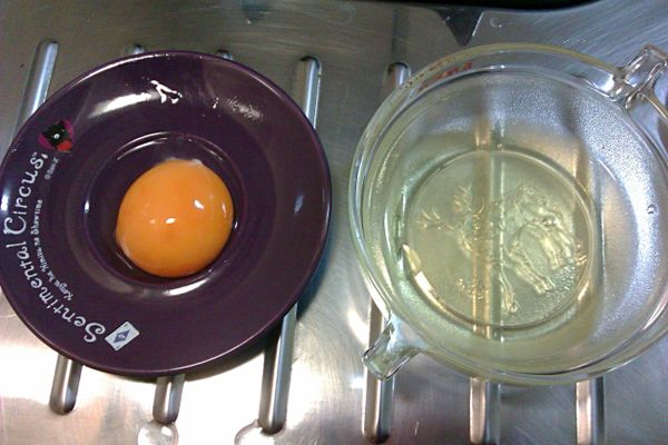 取一顆蛋，將蛋黃、蛋白分別放在2個碗內。