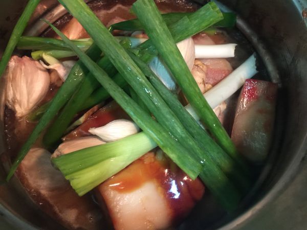 將三層肉切大塊！放入炒鍋！煸炒至表面稍微焦色後，移到鍋中