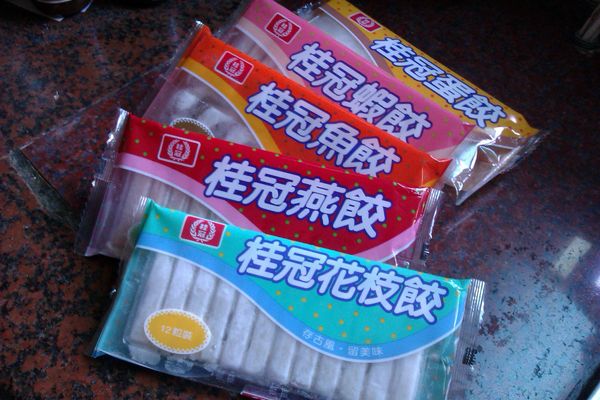 準備好你的桂冠火鍋餃，我今天要用的是桂冠魚餃，桂冠花枝餃跟桂冠蛋餃，要來煮我最愛吃的小火鍋了～！