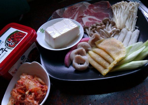 先把食材的金針菇跟鴻禧菇洗過浸水，把蔥切段，豆腐切片，泡菜切絲，韓式辣椒醬拌上適量的糖中和辣味