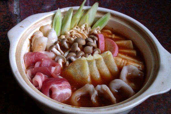 再將所有的食材美美的放進去，開火煮至滾就可以吃了！