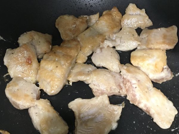 下油煎魚塊至兩面金黃色，備用。