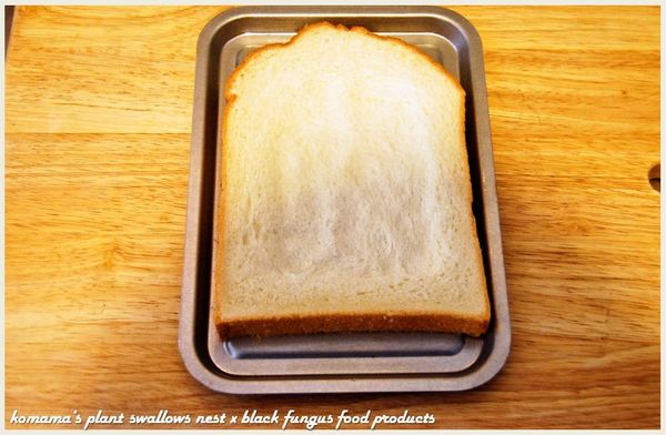 在白吐司片上，用指腹輕壓成內五角形，再用湯匙壓平。