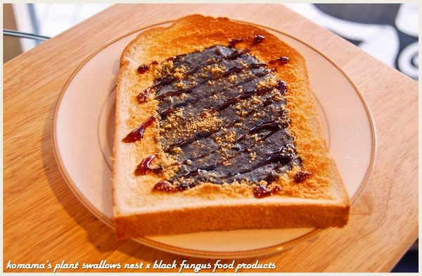 放入烤箱微烤至吐司表面成焦黃色，出爐後再淋上焦糖醬。