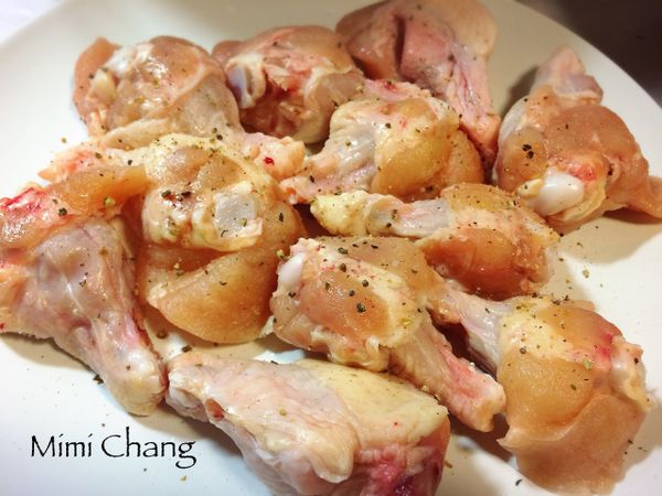 將雞翅表面撒上鹽及黑胡椒。