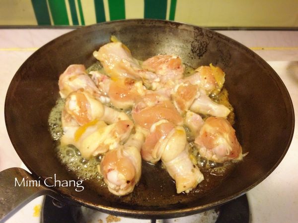 中火熱鐵鍋，加入橄欖油，放入小雞翅，加蓋煎7分鐘。