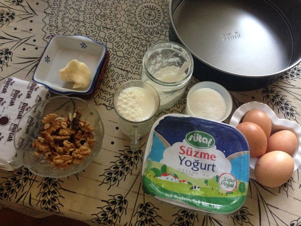 首先材料先備好如圖，在土耳其優格有兩種，一般的還有一種濃優格，這種濃優格的口味很像Cream Cheese，如果買不到這種濃優格，就用CreamCheese來做，其實這個食譜本來就是Cheese Cake的食譜，只是Nevin用濃優格來做更顯清淡。另外蛋糕模最好是準備這種底盤可以脫膜的更簡單。