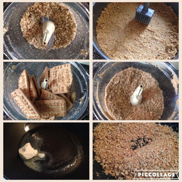 首先準備蛋糕底，我是用一般的消化餅乾來做，首先將核桃打碎備用，再把消化餅乾也是放在電動打碎機裡打碎，不沾鍋裡放入2T的奶油，小火融化，關火，下碎核桃和餅乾屑，一起拌好，然後倒入蛋糕模里，用湯匙或是我是用槌肉棒壓平壓緊如圖。這個就是蛋糕底。