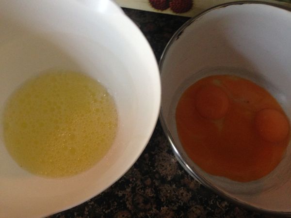 現在拿出兩個容器，將蛋黃和蛋白分開如圖，先用電動攪拌器高速打發蛋白直到硬性發泡，盆子倒扣也不會掉下來就可以了，另外蛋黃的那盆加入糖，牛奶，濃優格一起攪拌均勻。