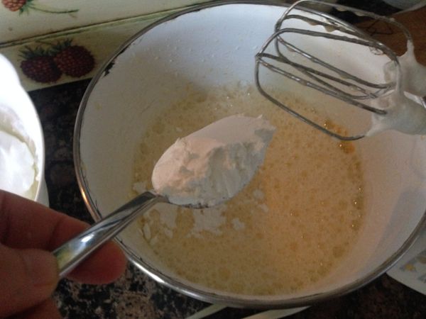 最後再放太白粉2T，哪種太白粉都沒關係，小麥的，玉米的，馬鈴薯的都行，要像圖上那樣滿滿的才對，再攪拌一下。