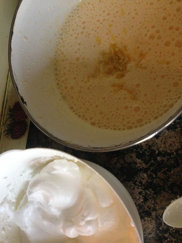 最後放入檸檬皮，然後將打發的蛋白也倒進去，用橡皮刮刀像做戚風蛋糕一樣拌勻。