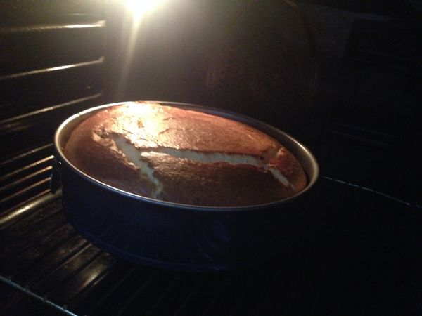 放進烤箱，不必預熱。160度低溫烤1個小時，烤好以後會和圖上一樣澎澎的，不要拿出來，熄火以後再在烤箱裡悶10分鐘左右再出爐。