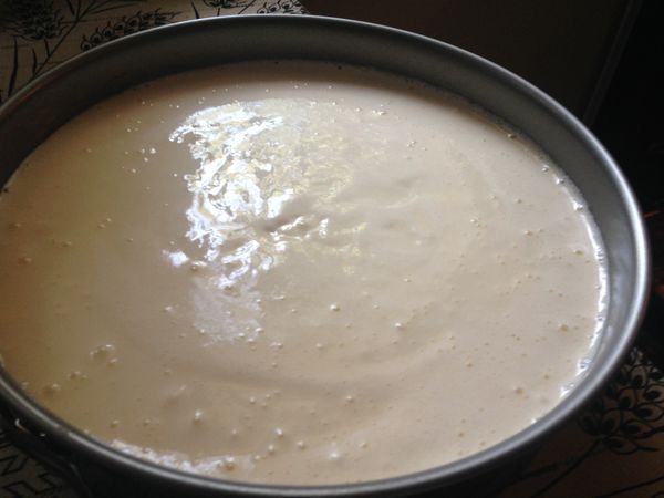 將麵糊倒進有餅乾底的蛋糕模里如圖。