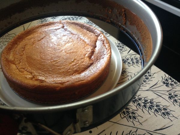 涼了以後，蛋糕會有一點回縮，但不是塌陷哦。用刀順著蛋糕模劃一圈可以很容易脫膜。