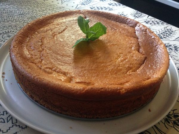 香噴噴的優格蛋糕就做好了，涼了以後放冰箱，2個小時就可以吃，裡面有淡淡的檸檬香，口感非常清爽，絕對不油膩，超級美味～