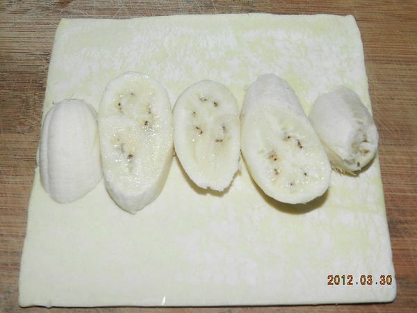 香蕉切片後排在派皮中間