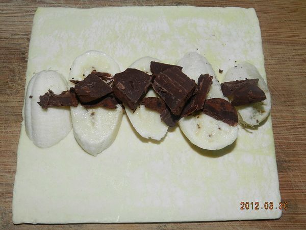 將松露巧克力切片 排在香蕉上