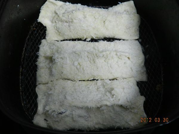 表面塗上蛋液 沾上麵包粉