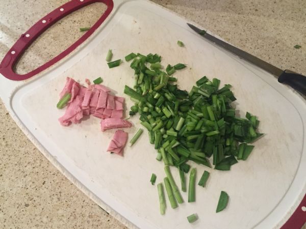 韮菜火腿切粒備用。