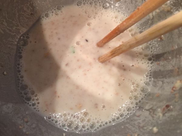 麵粉加水跟雞蛋攪勻。