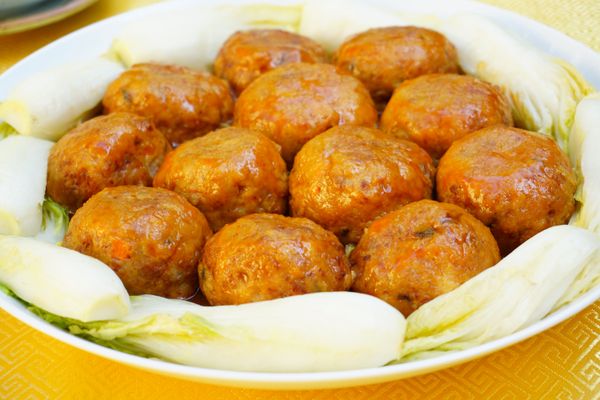 1、大白菜洗凈后，切大片狀川燙備用，比薺壓縮切1公分塊狀，嫩姜切細末，香菇泡軟切末。蝦仁泡軟切細末，洋蔥切1公分末狀，紅蘿蔔切末。

2、鴨蛋黃蒸半熟比較好切小塊，雞蛋只用蛋白。

3、大容器中放入豬絞肉，先加雞蛋白和鹽攪拌到有黏稠狀后，再加入全部主料與（1）調味料攪拌均勻，