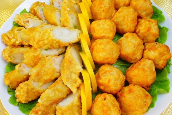 1、蝦仁洗凈瀝干水份，一半用刀切1公分小段狀，另一半用刀剁碎，和絞肉一起再剁碎，荸薺切丁，青蔥切蔥花備用。

2、大容器中放入剁好的蝦泥肉和蝦段，加入雞蛋、太白粉，鹽少許，白鬍椒粉少許，攪拌均勻有黏性后，加入備好的所有材料和調味料，再攪拌均勻。
http://b5.secretchina.com/n