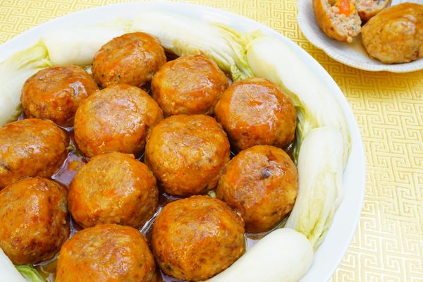 4、用手捏成直徑約5公分大小球狀，中間包入鴨蛋黃后，捏圓放入已經加溫至160度的油炸鍋，炸約1分鐘后定型后，取出備用。

5、取砂鍋放入所有材料，並加水蓋過獅子頭蓋上鍋蓋煮滾，轉小火悶煮20分鐘。

6、取炒鍋放入調味料（2），煮滾后保溫。

7、白菜獅子頭蒸熟后，取出擺盤中淋上保溫的醬汁，放上香菜