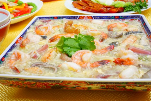 1、將蟹肉、蝦仁、魚皮、魷魚、山東白菜、筍絲、髮菜各自汆燙備用，魷魚和生豆皮切粗條，生豆皮不用汆燙。

2、取湯鍋加入高或水，將作法1的材料煮滾，加入調味料1攪拌均勻。

3、開大火，加入調味料2煮成濃稠狀，淋上蛋汁熄火，不可以攪拌，讓蛋汁完全熟透再攪拌。

4、加入調味料3和香菜即可。